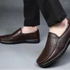 Sandálias Hollow Out Genuine Leather Sandal for Men Dress Shoes Man Slowers Classic Soft plana marrom preto casual