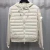 Piumino e parka da donna di design da uomo, pannello lavorato a maglia, cappotto leggero, con cappuccio, distintivo ricamato, abbigliamento sportivo, maglione slim fit, giacca calda