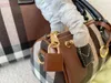 Luxury Designer Bag Axel Handv￤skor B Kvalitet H￶gmodig kvinnliga pl￥nb￶cker Koppling Totes Crossbody Cowhide Boston Travel Pillow Bags Ladies Purse 5a Handv￤ska