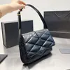 Bolsas de pele de carneiro acolchoadas Axilas Bolsa Hobo Ombro Mulheres Cross Body bolsas Bolsa de couro genuíno Bolsa de mão Super macia Letras da moda Alças ajustáveis