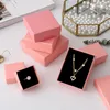 Różowe pudełka na pakowanie prezentów z pokrywkami i gąbką wypełnione papierowymi torbami handlowymi Opakowanie biżuterii do kolczyków Wspornik Wisidant Naszyjnik