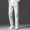 Мужские джинсы мужчины светло -серая прямая эластичность мода повседневная молодежная простота хлопок джинсовая брюки мужской бренд одежда