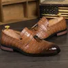 Högklassig brogue oxford skor spetsiga läderskor snidade fiskskala mönster tofs metall spänne mäns mode formell casual en fotstopp flera storlekar 38-47