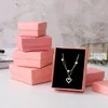 Flerstorlekar rosa presentförpackningslådor med lock och svampfyllda shoppingpapperspåsar Retail smycken Förpackning för örhängen Ringfäste hänge halsband