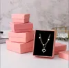 Różowe pudełka na pakowanie prezentów z pokrywkami i gąbką wypełnione papierowymi torbami handlowymi Opakowanie biżuterii do kolczyków Wspornik Wisidant Naszyjnik