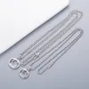 Plusieurs marques tendance vendant des colliers à pendentif lettre G. La chaîne est polyvalente pour les hommes et les femmes. Le même collier ne se décolore pas 219w.