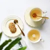 Filiżanki spodki europejskie luksusowa biała ceramiczna kawa i spodek róża 6 zestawów królewskich róż łyżki herbaty D6D