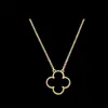 Luxur Lucky Clover Necklace Designer smycken för kvinnor 18K Guld rostfritt stål Enkelt Moissanitkedja Choker White Black Green Four Leaves Halsband