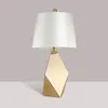 Lámparas de mesa Lámpara de escritorio LED moderna Base de diamante de metal Sombra de tela Luz de dormitorio de cabecera Iluminación de decoración de sala de estar
