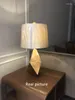 Lámparas de mesa Lámpara de escritorio LED moderna Base de diamante de metal Sombra de tela Luz de dormitorio de cabecera Iluminación de decoración de sala de estar