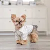 シャツコットンドッグペットアパレルデザイナー小犬用犬の服猫少年少年キトンソフトペットTシャツ通気性ティー衣装クラシックレター愛らしい服