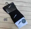 2023 Marca de moda Men's Cotton Running Socks Sports Middle Tube Casual respirável para homens e mulheres Soft Sock QC0D