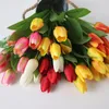 Flores decorativas 1 bando de 5 pétalas simulação de tulipa buquê pano de seda de seda decoração de plantas verdes de casamento