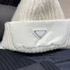 Casquette de Ski avec icône triangulaire délicate, casquette de crâne de haute mode pour hommes et femmes, bonnets tricotés pour Couple, chapeau de sport en tricot avec sac anti-poussière 5336235