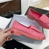 Nowe designerskie sukienki Buty Czarne mokasyny Platforma Platforma Shoess Lśniące skórzane buty grube trampki Buty cielęcia luksusowe muły