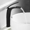 Badkamer wastafel kranen wit en zwart bassin kraan vaste koper speciale koude waterval