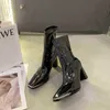 Nxy Autunno e inverno Nuovi stivali da donna medi Testa quadrata in metallo Elastico in pelle verniciata sottile Nero Singolo tacco spesso Peluche Scarpe da donna corte 220525