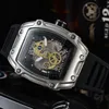 Роскошные мужчины смотрят японские аккумуляторные Quartz Movement Watch красочные мягкие резиновые ремешки из нержавеющей стали корпус на открытом воздухе.