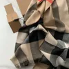Män kvinna designer kontrollera kashmir halsduk mode kant utsmyckad med tofs detaljer Italien raffinerad ljus sjal