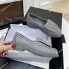 Ny designer klänning sko svart loafers kvinnor plattform skoess glänsande läder skor chunky sneakers kalvskinn skor lyxiga mulor