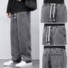 جينز الرجال رمادي رمادي فاتح للرجال يناسب السراويل الفضفاضة على نطاق واسع جيوب الموضة Desinger مرنة الخصر سراويل الجينز الذكور