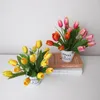 Flores decorativas 1 bando de 5 pétalas simulação de tulipa buquê pano de seda de seda decoração de plantas verdes de casamento