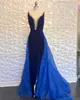 Robe de bal en velours 2023 avec cristaux, cape en organza, col en V profond, robe de soirée formelle de mariage, cour d'hiver, concours de beauté, gala, piste, tapis rouge, bleu royal, émeraude