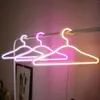 Applique murale LED néon signe vêtements support USB alimenté cintre nuit vêtements pour maison mariage magasin