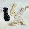 Klädskor 2022 tofflor kvinnor sommar bär mode efter tomma lågklackade sandaler kvinnors tå-split