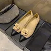 Damskie spiczasty skórzane buty sandałowe marka Buty w kratę dla kobiet urok płaskie sandały dwa kolory