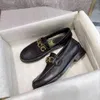 Mocassini da donna Mocassini da passeggio Scarpe slip-on Calzature da lounge Factory Grembiule rotondo nero Punta dei piedi Designer Lettering in metallo Tacco basso Scarpe eleganti in pelle da donna con scatola