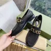 Chaussures plates pour femmes Chaussures de marche Mocassins Chaussures à enfiler Lounge Factory Chaussures Tablier rond noir Orteils Designer de luxe Lettrage en métal Logo Talon bas Chaussure habillée