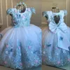 2023 Preciosos vestidos de niña de flores azul claro Escote redondo Mangas casquillo Apliques de encaje Flores hechas a mano Arco Hueco Espalda Lilttle Niños Cumpleaños Pageant Vestidos de boda
