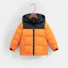 Boys Girls Down Coat 2022 Nowa wypełniona kurtka puffer z kapturem kurtki parkie czarne królewskie niebieskie różowe żółte ciało cieplejki retro 700 zewnętrzne C8784415