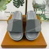 Luxe Pantoufles Sandaler Herr Damtofflor Designer Plattformssandaler Trendiga Vogue Damer Casual Slides Mockaläder Platta gummisandlar Sandlas Pooltryckt