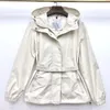 Designer-Trenchcoats für Damen, Gürtelbund, schmale Passform, kurze Windjacke mit Kapuze, besticktes Abzeichen, schlicht, lässig, locker, vielseitig, Sonnenschutz-Manteljacke