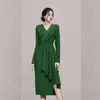 Abiti casual 2022 Spring Runway Style Temperament Ladies Sexy con scollo a V Spalline Design asimmetrico Abito lucido verde