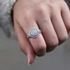 Pierłdy ślubne wspaniałe okrągły cyrkon pierścionek zaręczynowy vintage biały kryształowy kamień urok srebrny kolor pusty dla kobiet