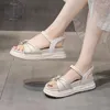 Sandálias verão 2022 PU Ladies Medium Sapatos de conforto não deslizamento