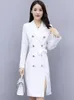 Damesgeuljacht jas dubbele borsten dames mode Koreaanse stijl winter warme winddichte revers slanke ontwerper lange fluwelen catwalk wit wit