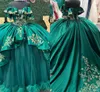 Зеленый цвет 2023 Quinceanera Темные платья Кружевная аппликация из бисера Корсет с открытыми плечами Атласное многоярусное платье на заказ Sweet 16 Вечернее бальное платье принцессы Vestidos