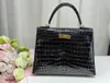 25 cm Real Shinny Crocodile Shoulder Bag Brand Purse Luxury Handväska Helt handgjorda kvalitet Vaxlinje sömmar Blue Green Gul Black Bourgogne etc. Färger