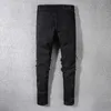 Jeans masculinos se encaixam na calça preta de jea