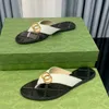 클래식 남성 슬리퍼 빅 여름 고무 바닥 여성 구두 비치 슬라이드 편지 플랫 슬리퍼 디자이너 신발 금속 버튼 샌들 게으른 레이디 로퍼 플립 플롭 크기 34-45