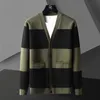 Herrtröjor Herrtröjor Plus Size Black Loose Cardigan Trendy Khaki Striped Korean Fashion Color Contrast Pocket Knit Sweater 022023h