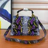 Bolsa tiracolo serpentina Moda Couro Couro Moda Bolsas de Ombro Vintage Latão Metal Pérola Decore Bolsas com Aba Bolso para Celular Bolso com Alça Removível Bolsa Totes