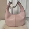 Bolso de moda Bolso de hombro mediano con cremallera Mujer Frayme Bolsos pequeños de cuero para dama Hobo con bolso Diseñador de lujo Monedero con medalla de oro negro