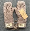 2023 Designer Women Brsnd Letter Gloves for Winter and Autumn Fashion Cashmere Mittens Glove With Lovely Fur Ball Outdoor Sport Warm Winters Hemp Knit Glovess