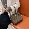 Sacs à main pas chers Sacs 80% de réduction sur les sacs à la mode de haute qualité Chaîne de grande capacité de niche pour femme Fourre-tout en toile Fils coréen mère populaire