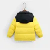 Boys Girls Down Coat 2022 Nowa wypełniona kurtka puffer z kapturem kurtki parkie czarne królewskie niebieskie różowe żółte ciało cieplejki retro 700 zewnętrzne C8784415